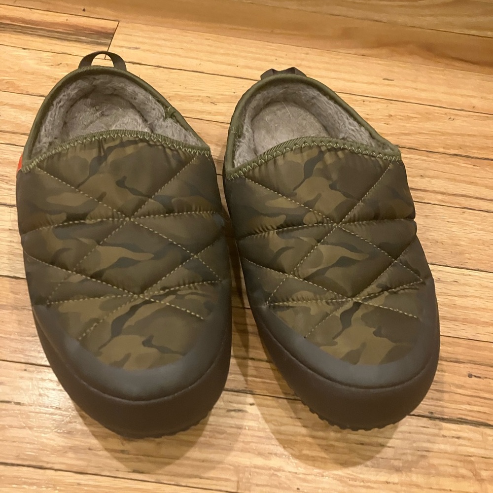 Mens Avalanche camo slippers size 9